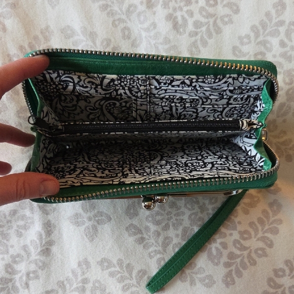 HOBO Green Leather Wristlet Wallet with Kiss-Lock Pocket - Picture 3 of 6